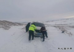 哈巴河执法大队：成功救助被困车辆 守护群众平安出行