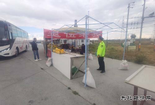哈巴河执法大队：交通执法暖心劝导摆摊乱象 用行动守护公路畅通