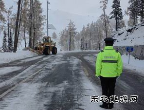 布尔津执法大队：风雪护航 S232线 联动除雪保通行