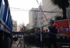 新集矿区：百盏路灯照亮小区居民心