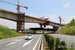 中铁二十一局：江西昌赣客专跨兴赣高速特大桥月底合龙全桥完工