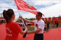 草原上红色的嫩芽