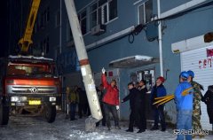 桦南供电公司：电杆遭遇“车祸” 供电员工连夜抢修复电