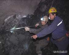 图片新闻：班组互查安全工程质量