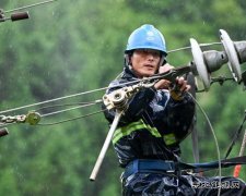 江西婺源：遭暴雨山体滑坡断电 电力工人冒雨深山抢修