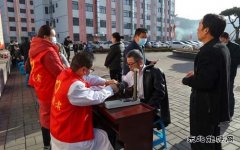 蒲白建庄矿业公司开展“学雷锋、树新风” 团青服务一条街活动