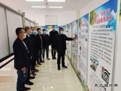 图片新闻：组织员工观看交通安全教育图片展