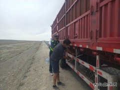 富蕴执法大队：车辆轮胎冒烟，路政人员紧急处置消隐患