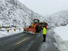 富蕴执法大队：初雪见真情 抗雪保交通