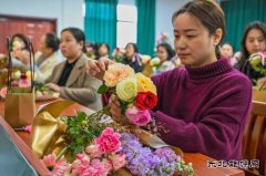婺源供电：插花品香庆“三八”