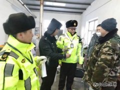 富蕴执法大队：开展路警联合执法 依法查处违法超限运输车辆