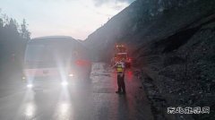 哈巴河执法大队：山体滑坡道路受阻，快速抢险保畅通