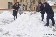 图片新闻：清除积雪保通行