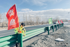 福海执法大队依法清理彩旗广告 确保公路安全畅通