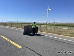 哈巴河执法大队：清除路面杂物 保障公路安全