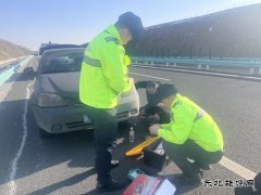 富蕴执法大队：高速路上暖心救援，解车主燃眉之急