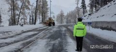 布尔津执法大队：风雪护航 S232线 联动除雪保通行